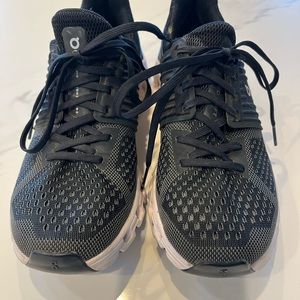 OnCloud Cloudswift-black. Women’s Size 6.